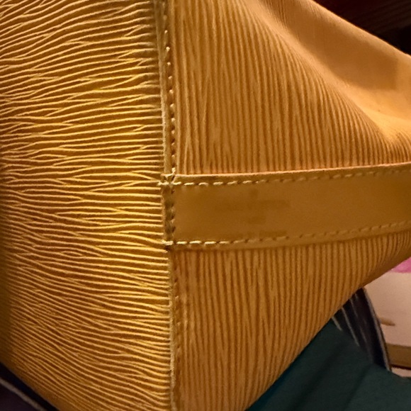 Louis Vuitton gold epi petit Bucket bag with drawstring authenticated o er $500. - Picture 14 of 15